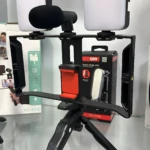 Trípode para celular con micrófono, 2 luces LED y soporte para estabilizador Q09, ideal para video profesional.