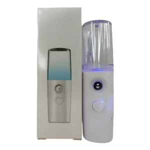 Vaporizador facial blanco con depósito superior translúcido y luz LED azul, ideal para humidificar el rostro.