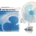 Ventilador de escritorio blanco con rejilla azul, modelo HJ-180, perfecto para refrescar espacios.