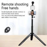 Trípode negro con micrófono, aro de luz y celular, más control remoto, ideal para vlogs y selfies.