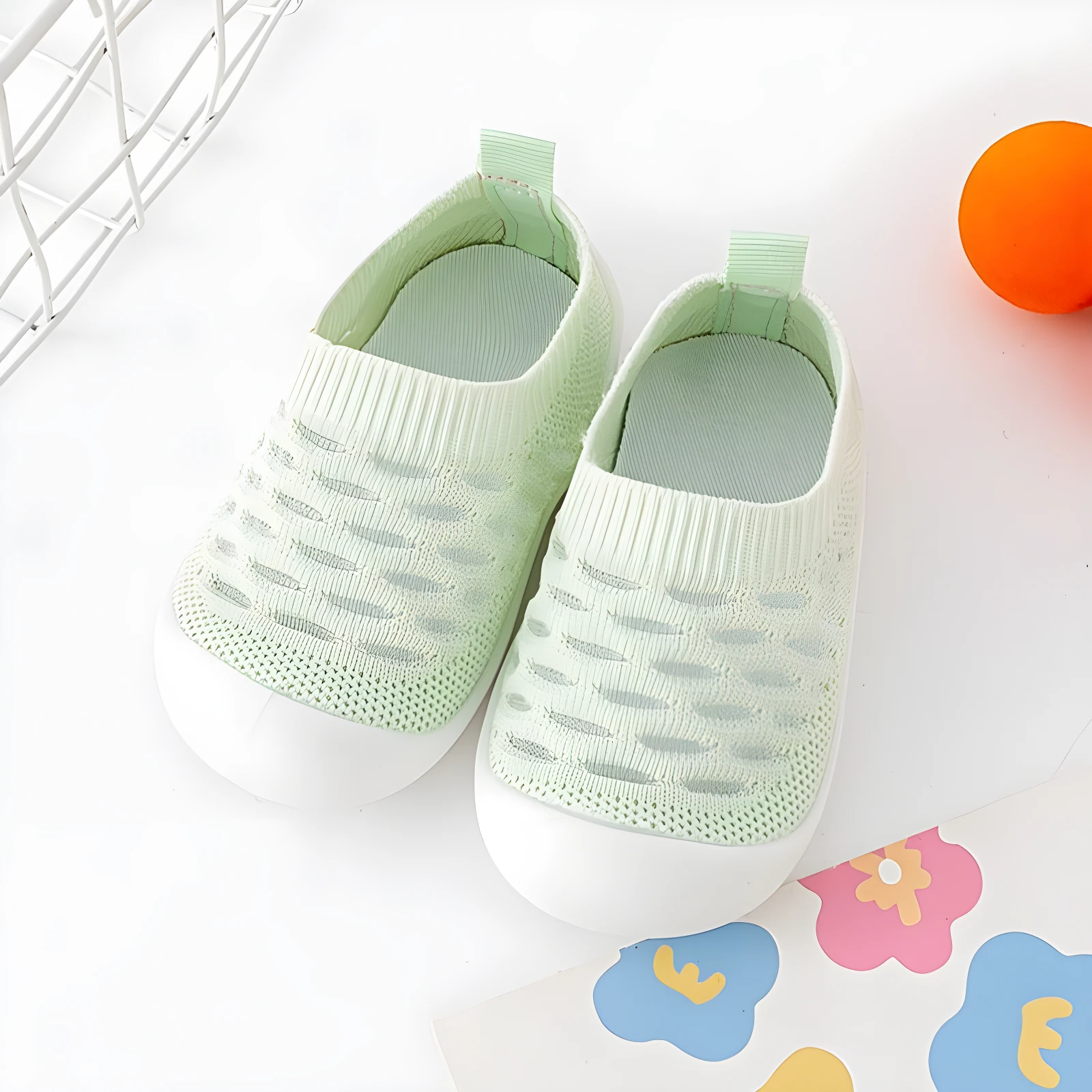 Zapatos de goma verdes para bebé con tejido transpirable, plantilla suave y suela antideslizante para primeros pasos.