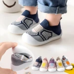 Zapatos para bebé con suela de goma, tela tejida gris y azul, con detalle rosado, 3 pares adicionales visibles de otros colores.
