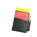 Libreta negra para árbitro de fútbol con tarjetas amarilla y roja y lápiz, ideal para partidos.