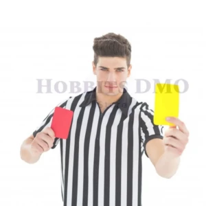 Árbitro de fútbol con tarjetas roja y amarilla en uniforme a rayas blancas y negras.