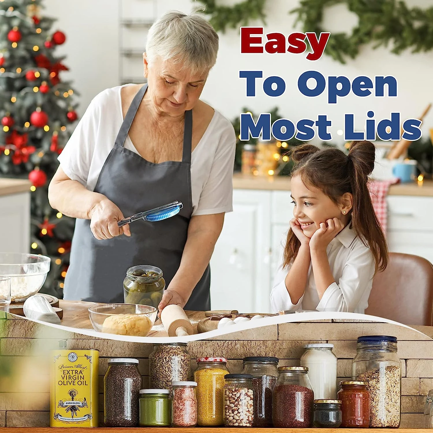 Destapador de frascos ajustable de acero inoxidable en uso por una abuela, con texto "Easy To Open Most Lids".