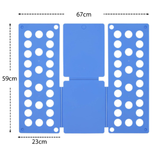 Tabla plegadora de ropa azul desplegada con medidas de 67cm de ancho y 59cm de alto. Las alas de 23cm presentan agujeros circulares para ventilación.