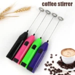 Batidoras portátiles para café en negro, rosa, verde y morado con espiral metálico, junto a granos de café y una taza.