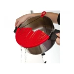 Colador de silicona rojo a presión para ollas, escurriendo pasta en una cocina.