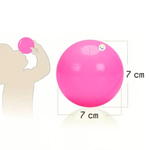 Pelota de piscina rosa de 7 cm de diámetro, con de niño usándola.