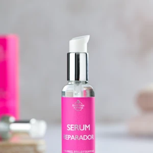 Serum reparador Evolución Natural 60 ml en envase transparente con etiqueta fucsia, ideal para cabello seco y dañado.