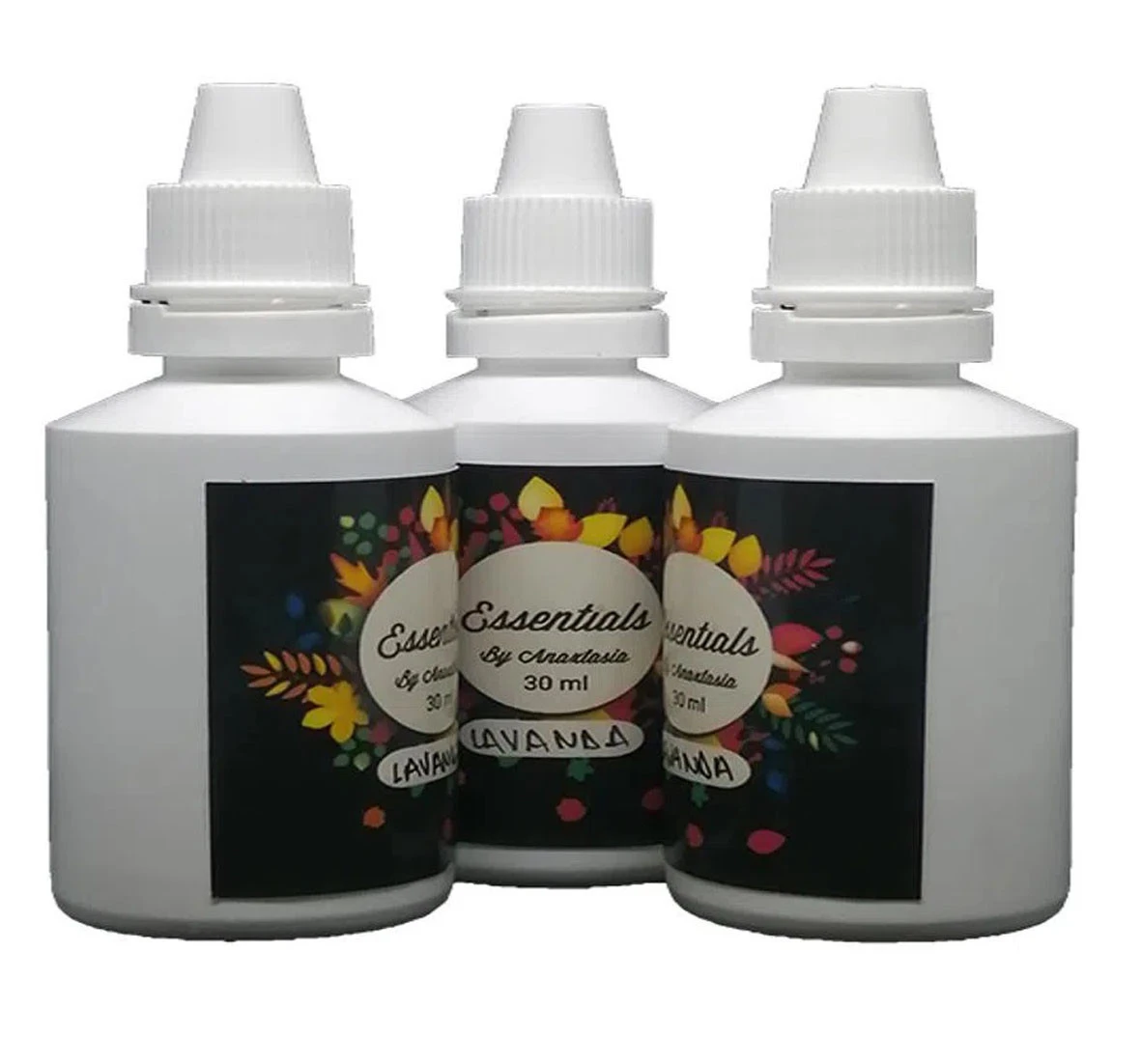 Tres botellas blancas de 30 ml de esencias concentradas hidrosolubles con etiquetas florales negras, dos de ellas con texto "Essentials by Anastasia Lavanda".