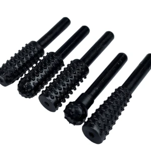 Cinco fresas rotativas negras para madera. Vistas en diagonal, se aprecia la textura de sus puntas dentadas y la varilla de sujeción. Herramienta de corte y tallado.
