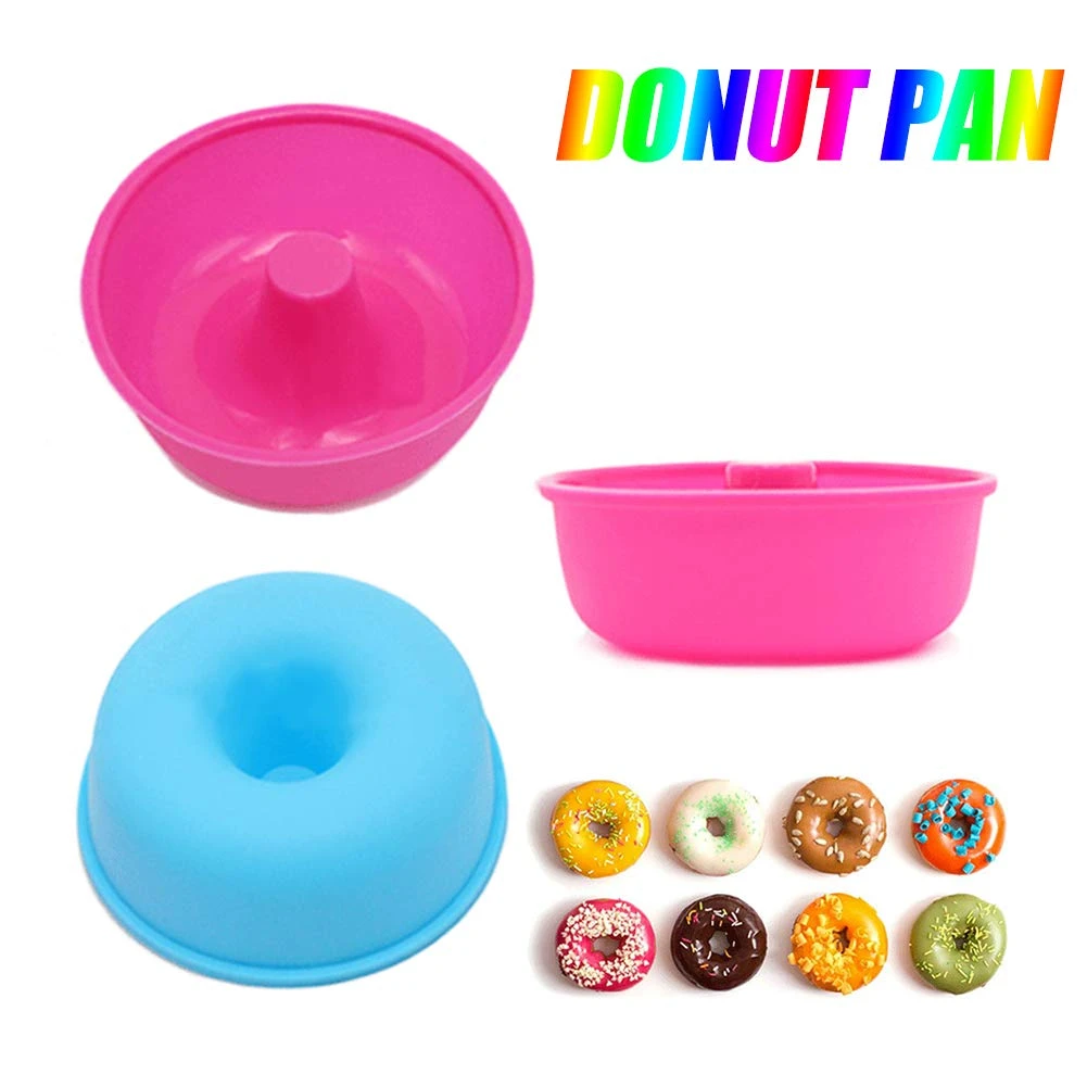 Moldes de silicona para donuts mini, rosa y azul, con donuts decorados.