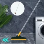 Escoba cepillo limpiador 2 en 1 con rasqueta, ideal para pisos, con mango largo y cerdas grises.