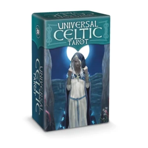 Caja del Tarot Universal Celtic, con de una figura femenina en túnica blanca bajo luna llena, entre rocas y flores, fondo azul oscuro.
