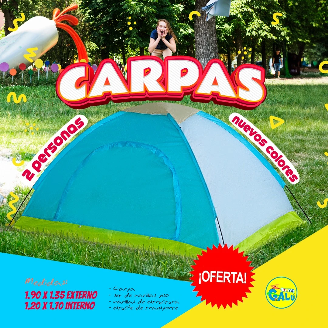 Carpa de dos personas en color azul claro y blanco, montada sobre césped verde con árboles al fondo. Incluye estuche de transporte y varillas visibles. Medidas externas 1,90 x 1,35 metros.