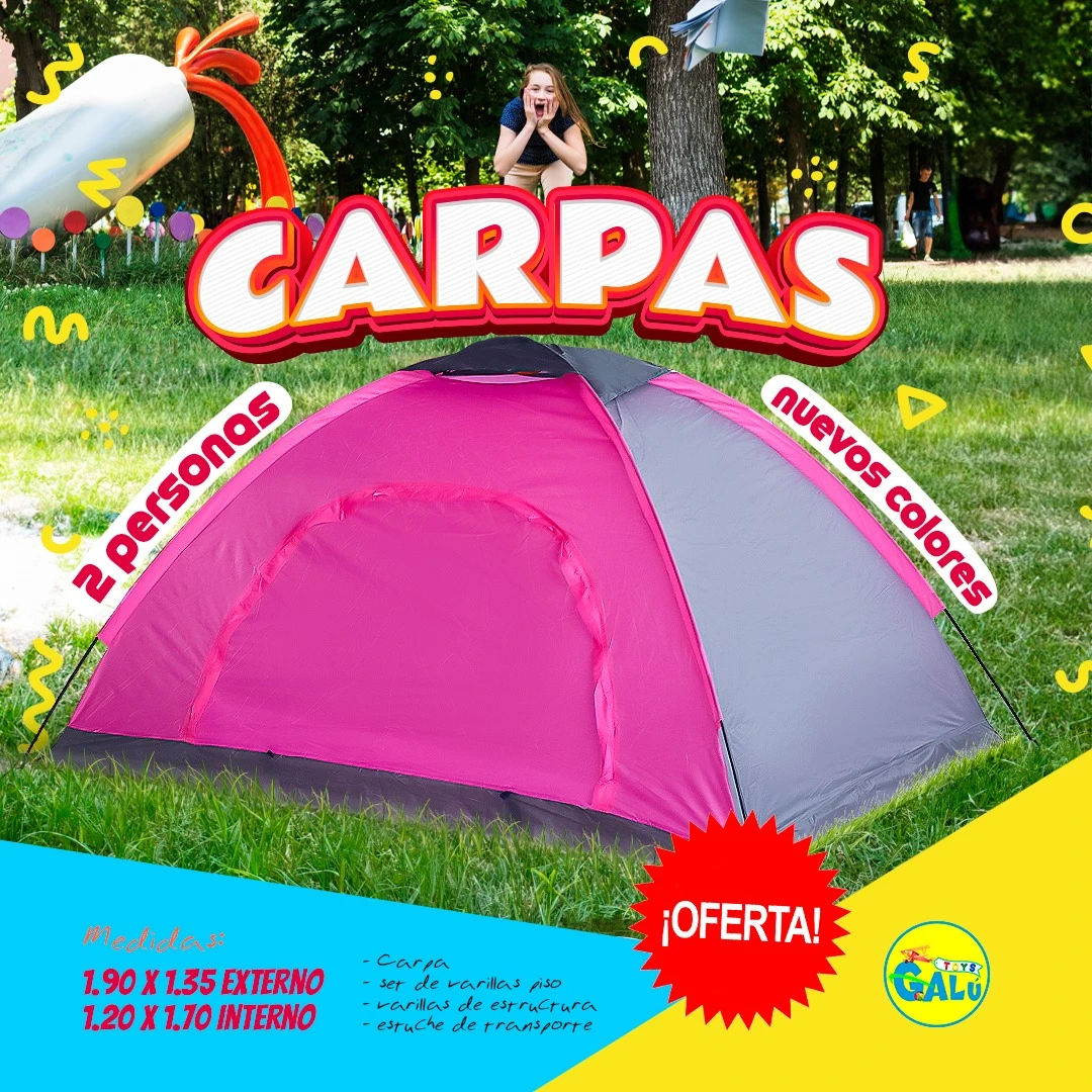 Carpa de camping para dos personas en color rosa y gris, montada sobre césped verde con fondo de árboles y persona sentada al fondo. Incluye estuche de transporte visible en esquina superior izquierda.
