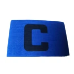 Brazalete de capitán de fútbol azul con letra "C" negra en relieve.