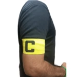 Brazalete de capitán de fútbol amarillo fluorescente con letra C negra para brazo derecho.