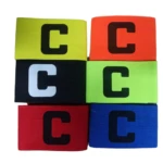 Brazaletes de capitán de fútbol en colores neón y vibrantes, cada uno con una C estampada, para identificar al líder del equipo.
