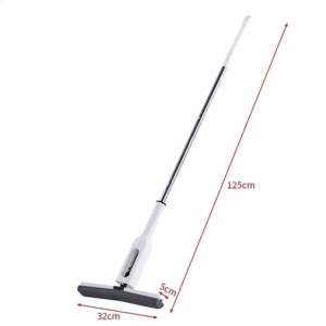 Mopa exprime fácil con mango blanco y plateado. Altura total de 125 cm y base de 32 cm de ancho. Sistema exprime fácil para limpieza de pisos.