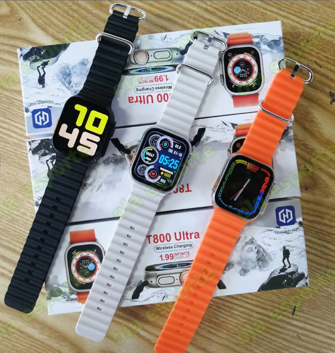 Smartwatch T800 Ultra negro, blanco y naranja con dos correas, sobre cajas de producto.