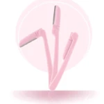 Tres perfiladores de cejas rosas con diseño de conejo, ideales para retoques faciales.