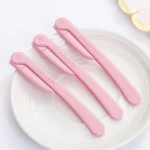 Tres perfiladores de cejas rosados modelo Conejo X 3 L301, en un plato blanco.