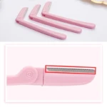 Tres perfiladores de cejas color rosa pastel con cuchilla metálica dentada.