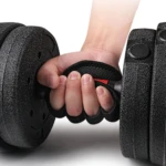 Mano sujetando mancuerna con guantes de agarre antideslizantes negros, ideales para entrenamiento.