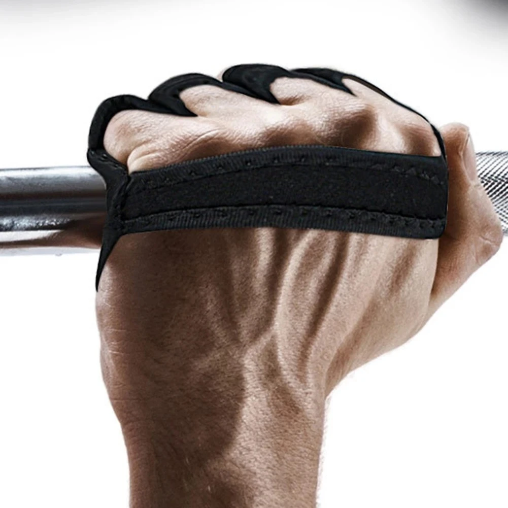 Mano con guantes de agarre negros para entrenamiento, sujetando barra metálica.
