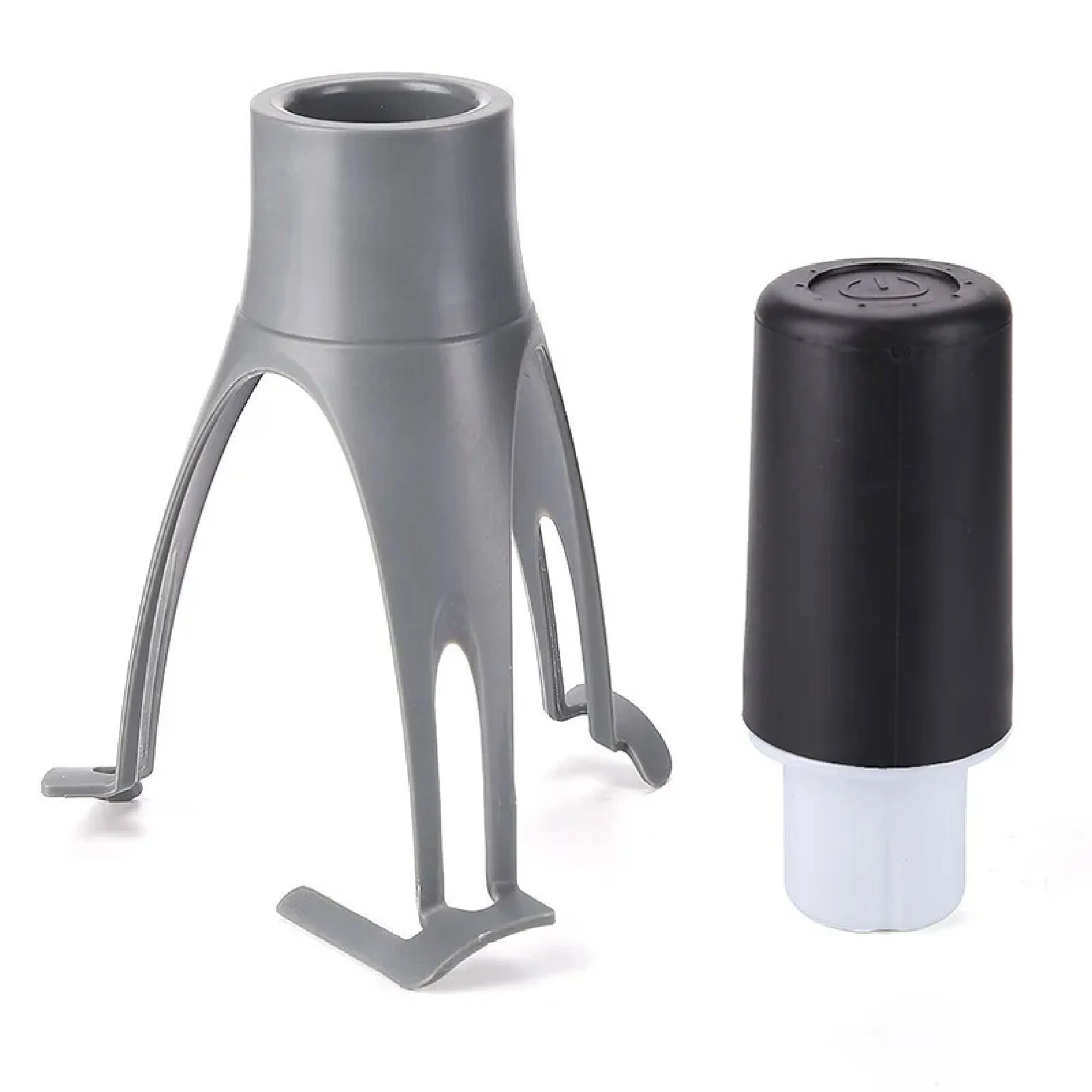 Mezclador eléctrico sin manos con pilas, mostrando base gris con patas estabilizadoras y tapa negra con botón de encendido.
