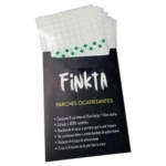Paquete negro de parches cicatrizantes Finkta. Se observan parches cuadrados blancos con cuadrícula azul y borde verde adhesivo. Contiene 15 parches de 15cm por 10cm y es resistente al agua.