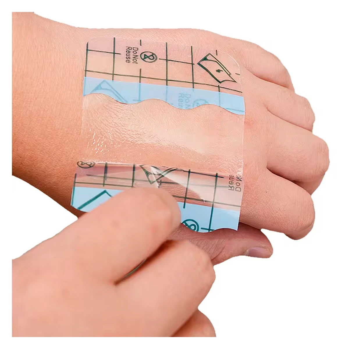 Parche cicatrizante transparente con rejilla azul aplicándose sobre la piel. Muestra instrucciones de no remover. Producto resistente al agua para proteger tatuajes.