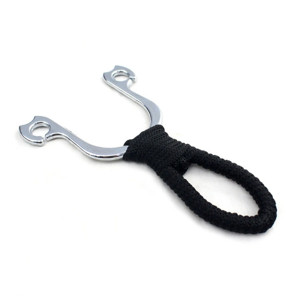 Cauchera resortera de acero con mango de cuerda negra, ideal para puntería y precisión al aire libre.