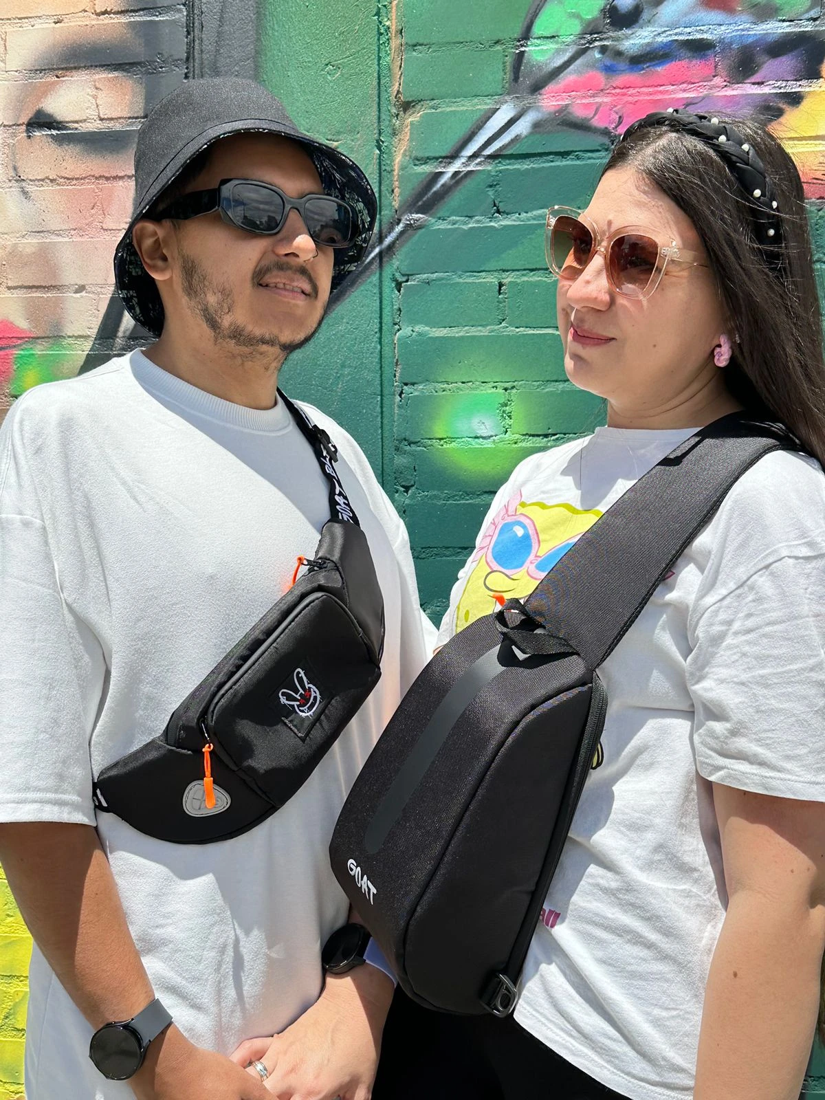 Riñonera Goat negra impermeable unisex, con diseño moderno y detalle de conejo, ideal para uso diario.