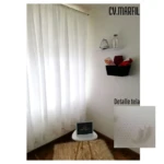 Velo suizo blanco tipo cortina con detalle de puntos y plumas, ideal para crear ambientes acogedores y luminosos.