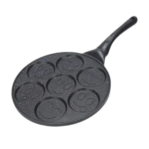 Sartén de aluminio con 7 divisiones para preparar desayunos individuales, vista superior sobre fondo blanco.