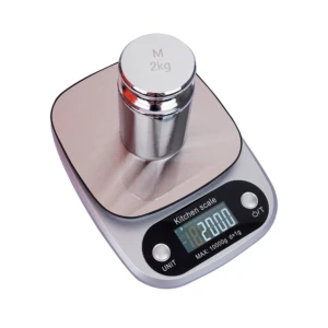 Balanza gramera digital plateada con pesa de 2kg encima, pantalla LCD muestra 18200g.