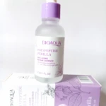 Serum Perilla Polipéptidos Bioaqua anti-edad 30ml, botella escarchada con caja púrpura y hojas.