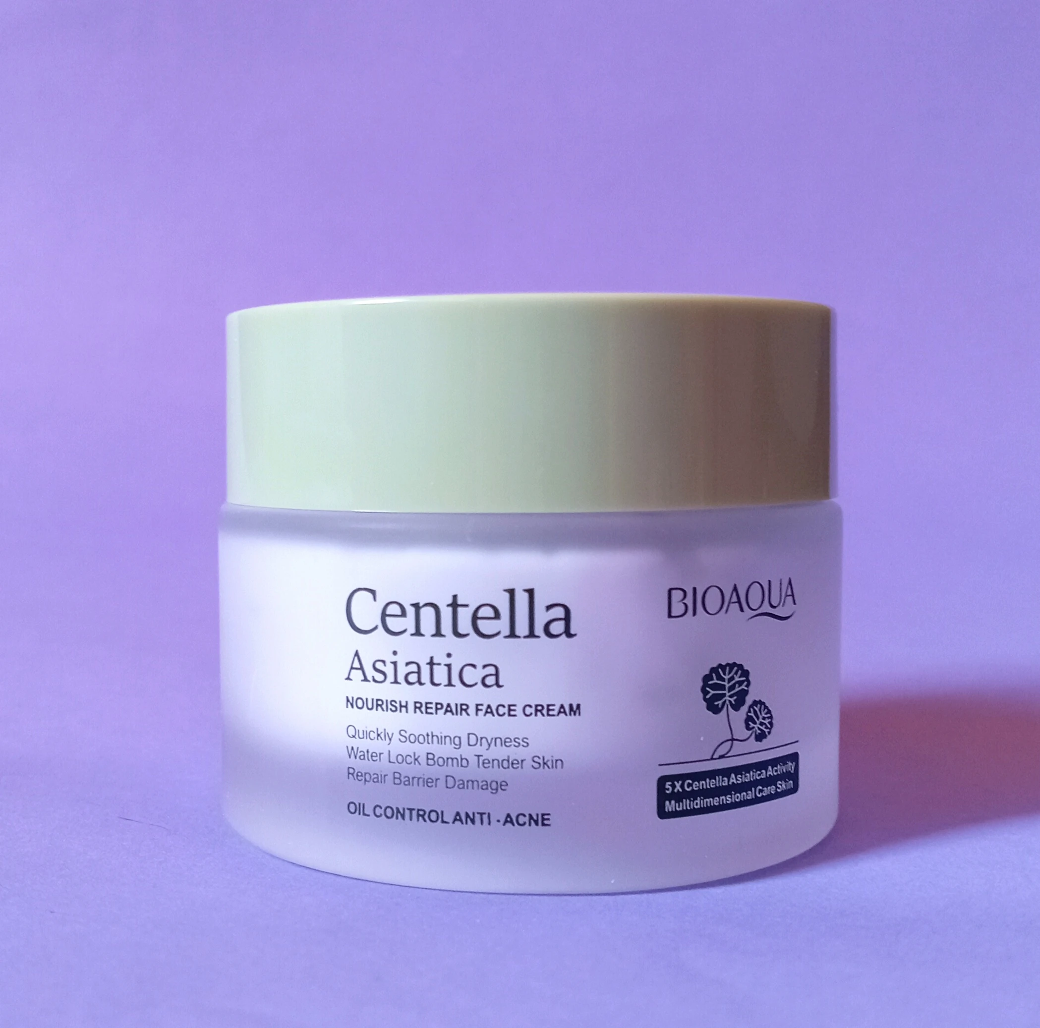 Crema facial Centella Asiática BIOAQUA, frasco blanco mate con tapa verde, para nutrir, reparar y controlar el acné.