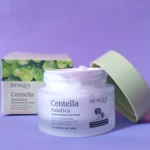 Crema facial BIOAQUA Centella Asiática en frasco blanco con tapa verde, caja con hojas verdes al fondo.