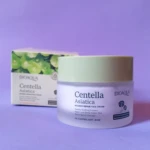Crema facial BIOAQUA Centella Asiática en envase traslúcido con tapa verde menta, caja a la izquierda con hojas verdes.