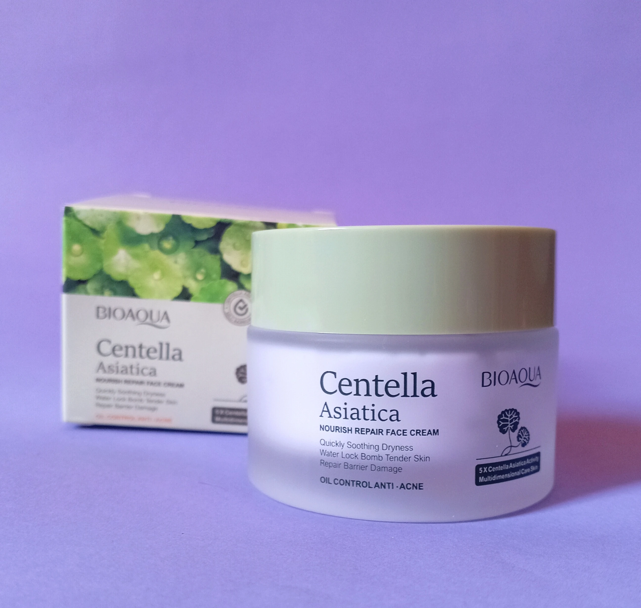 Crema facial BIOAQUA Centella Asiática en envase traslúcido con tapa verde menta, caja a la izquierda con hojas verdes.