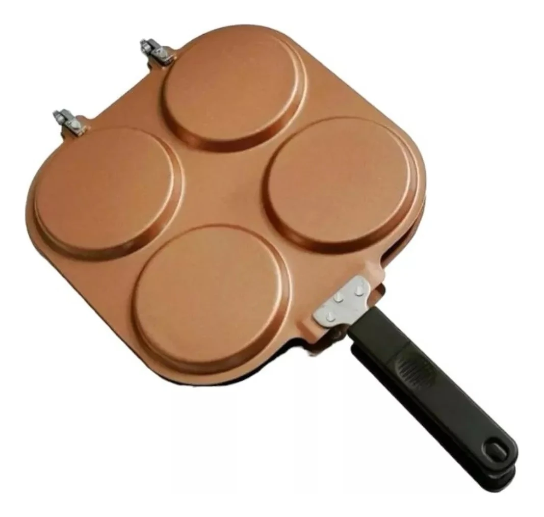 Sarten antiadherente de color cobre con cuatro cavidades circulares, diseñada para cocinar pancakes y arepas simultáneamente.