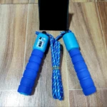 Lazo contador azul con mangos de espuma y cable tejido.