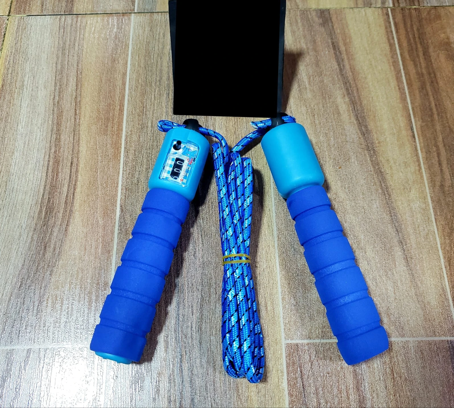 Lazo contador azul con mangos de espuma y cable tejido.