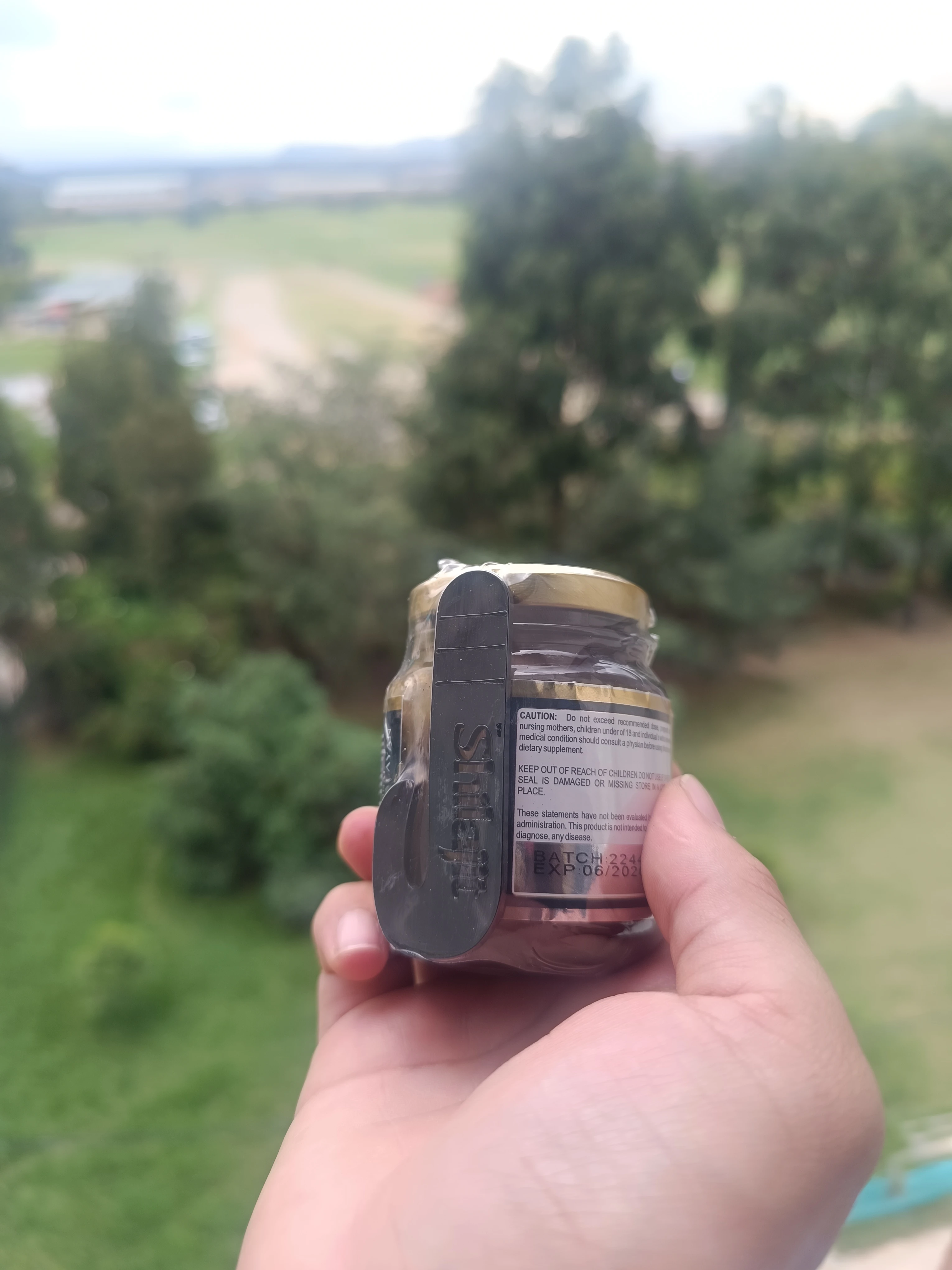 Resina Shilajit Himalaya en frasco de vidrio, con etiqueta de advertencia y fecha de vencimiento 06/2025.