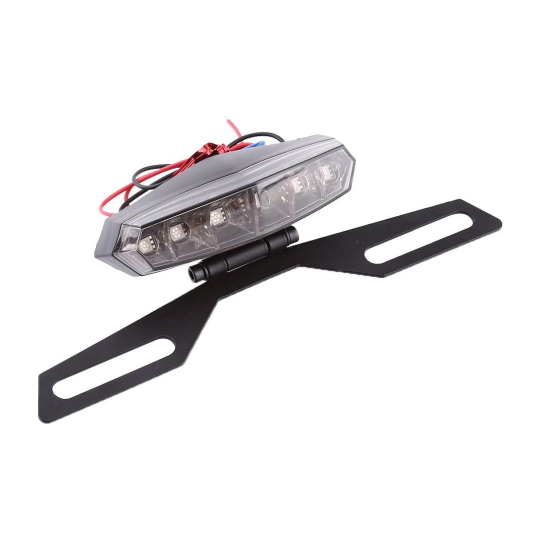 Porta placa negro para moto con luz de freno LED integrada, diseño angular y cables rojos y negros.