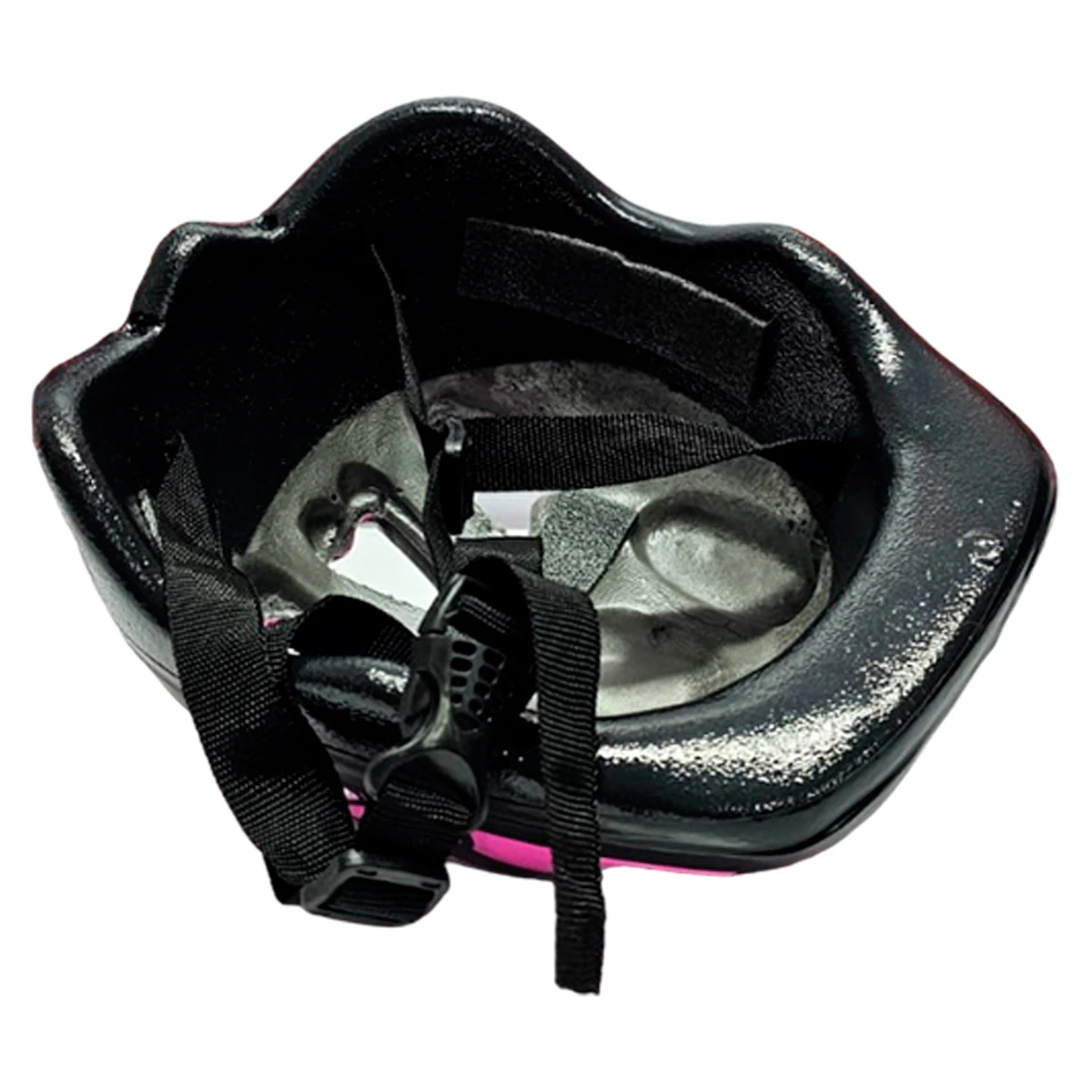 Casco de patinaje infantil negro, interior gris con correas ajustables y hebilla negra.